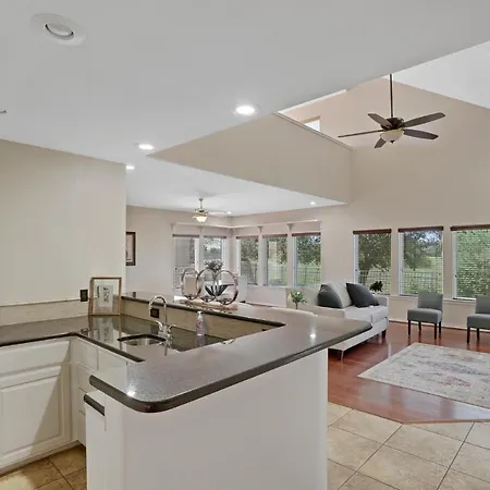 Serene Coastal Getaway - Spacious 4Br Retreat, 15 Minutes From Beach & Attractions! Fast Wifi, Free Parking, And King Size Bed! Villa